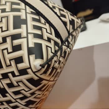 Tommy Hilfiger Ürününün Arkasında Değil!