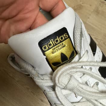 adidas 3 Aylık Ayakkabının Her Yerinde Sorun Çıktı.