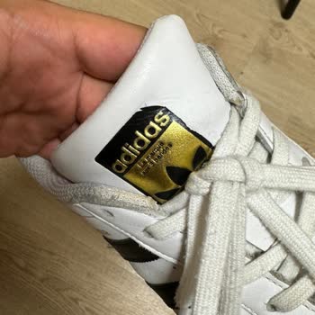 adidas 3 Aylık Ayakkabının Her Yerinde Sorun Çıktı.