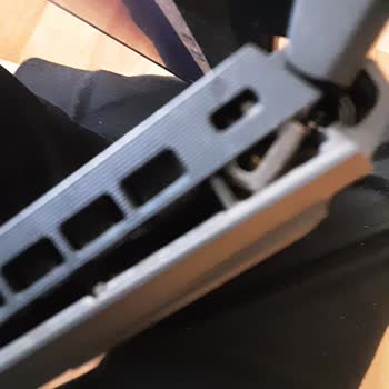 Asus Bilgisayar Asus Tuf Gaming FA507NU Laptopun Vidaları Kendi Kendine Çıkıyor
