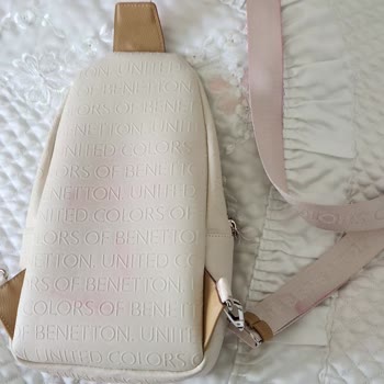 Benetton Çanta Kıyafet Rengi Çıktı. Silinmeyle Çıkmıyor.