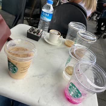 Starbucks Masayı Çöp Götürüyor