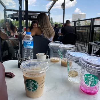 Starbucks Masayı Çöp Götürüyor