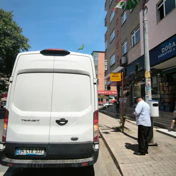 İBB - İstanbul Büyükşehir Belediyesi İETT Bekleme Noktasına Park Eden Minibüs Sorunu