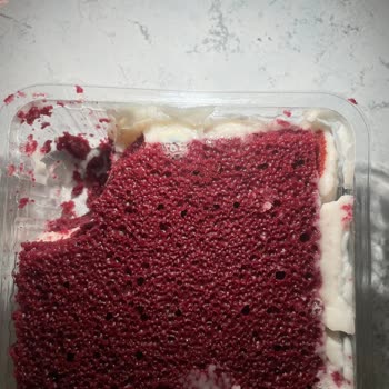 BİM STT Henüz Gelmemiş Olan Tatlının Küflü Çıkması