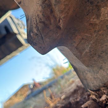 Erkunt Traktör Petlas 131 Saatteki Sıfır Traktörüne Taktığı Lastiğinin Arkasında