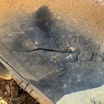 Erkunt Traktör Petlas 131 Saatteki Sıfır Traktörüne Taktığı Lastiğinin Arkasında