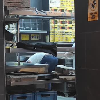 PizzaLazza Hijyenik Olmayan Çalışma Ortamı Ve Çalışanları