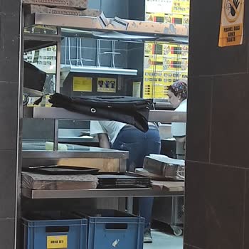 PizzaLazza Hijyenik Olmayan Çalışma Ortamı Ve Çalışanları