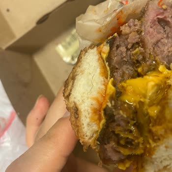 Köfteci Yusuf Hamburgerin İçinden Kıl Çıktı