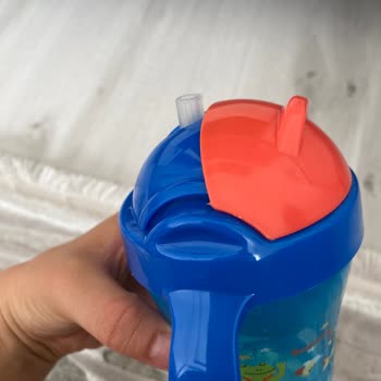 Mycey Markalı Suluğun Pipeti İçine Kaçıyor