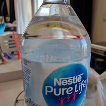Nestle Su Şişesinde Madde