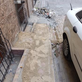 Boğaziçi Elektrik - BEDAŞ Molozlar Kaldırılmıyor Kapının Önü Molozlarla Yığıldı