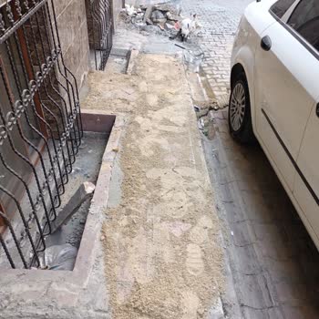 Boğaziçi Elektrik - BEDAŞ Molozlar Kaldırılmıyor Kapının Önü Molozlarla Yığıldı