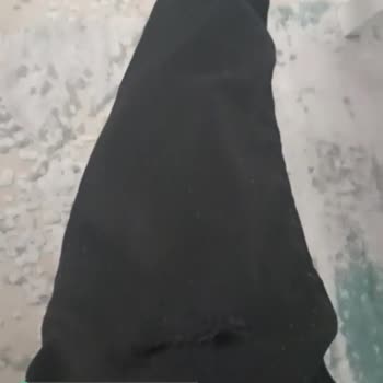 Mavi Pantolon Dizden Yırtıldı!
