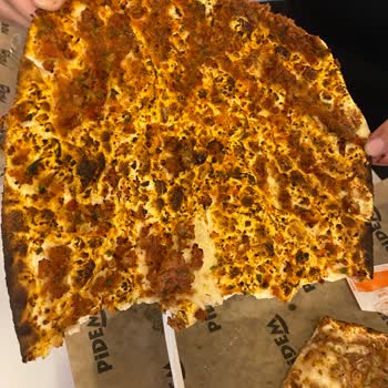Pidem Restaurant Yanmış Pişmemiş Lahmacun Ve Kıyma Kaşarlı Pidenin Peynirinin Az Olması