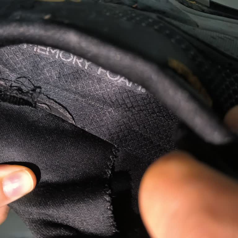 Skechers Marka Ayakkabımın İç Kısmında Deforme Oluşması