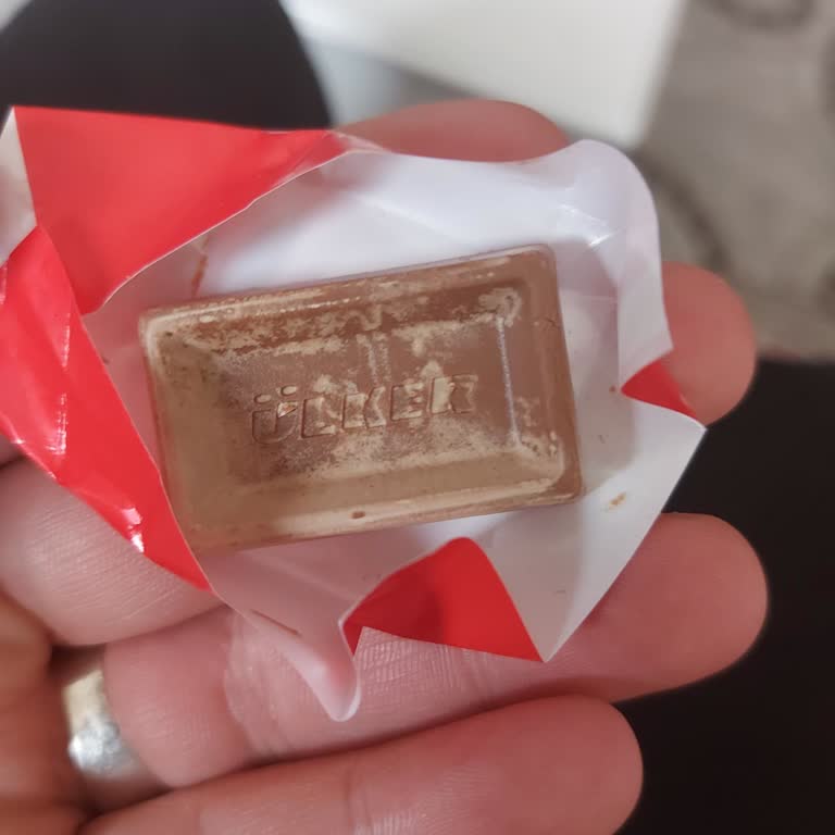 Ülker Çikolata Bozuk Çıktı: Tüketim Tarihine Rağmen Kalite Sorunu