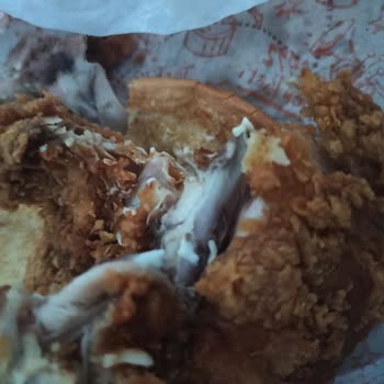 Popeyes Tavuk Burgerin Kemikli Çıkması Ve Tavukların Bayat Olması