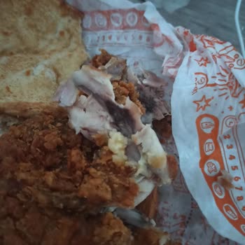 Popeyes Tavuk Burgerin Kemikli Çıkması Ve Tavukların Bayat Olması