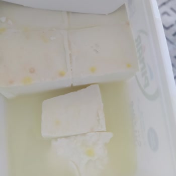 Pınar Et ve Süt Peynir Üzerinde Sarı Leke Ve Küflenme