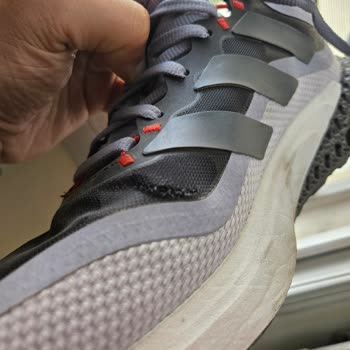 Adidas Ürününün Arkasında Durmuyor