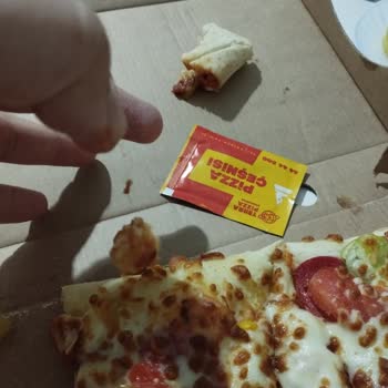 Terra Pizzanın İçinden Saç Çıkması