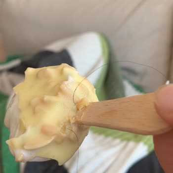 Magnum'dan Kocaman Siyah İnsan Saçı Çıktı!