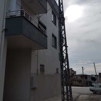 Toroslar Elektrik Dağıtım Elektrik Direkleri Tehlike Saçıyor