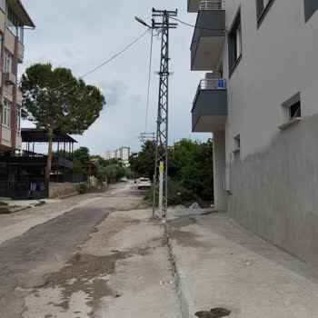 Toroslar Elektrik Dağıtım Elektrik Direkleri Tehlike Saçıyor