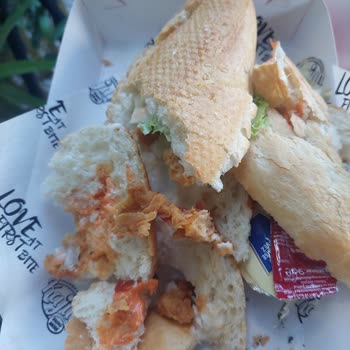 Kajun Restaurant Bayat Ekmek Ve Cajun A Benzemeyen Tavuklu Ekmek.