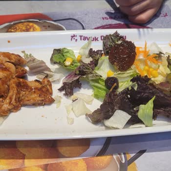 Tavuk Dünyası Pis Tabak Ve Müşteriye İlgi Sıfır