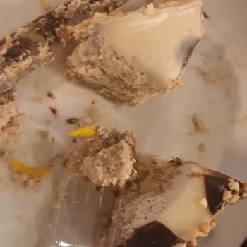 Starbucks Kahveli Pasta İçinden Çıkan Plastik Sarı Parça