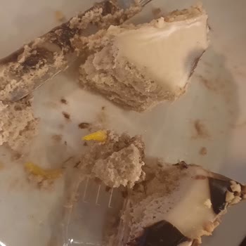 Starbucks Kahveli Pasta İçinden Çıkan Plastik Sarı Parça