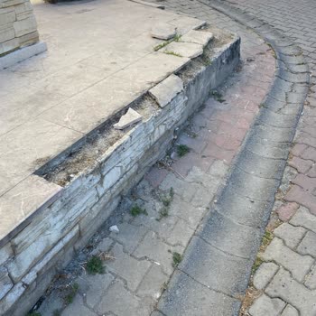 EyüpSultan Belediyesi Çöp Kamyonları Tahribatı-Duvar Yıkımı