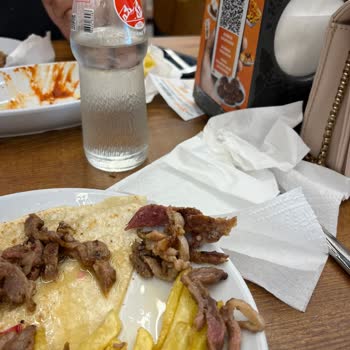 Haramidere Köfteci Yusuf Çiğ Et Sunuyor