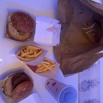 Etlik McDonald's Kesinlikle McDonald's Kalitesini Düşüren Bir Şube