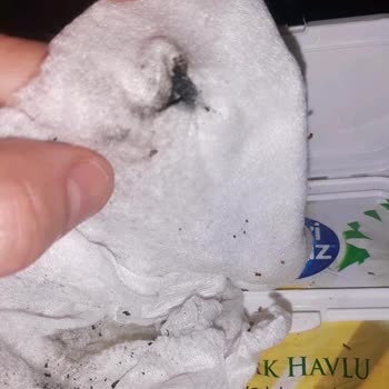 Mavi Beyaz Kağıt Ürünleri Islak Mendil İçerisinden Sigara Çıktı