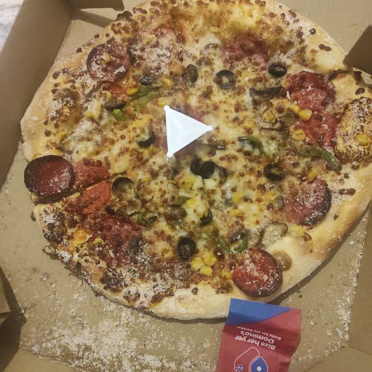 Domino's Pizza Üstü Un Dolu