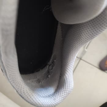 Star Sport'tan Alınan New Balance Ayakkabının Topuk Kısmı Yırtıldı