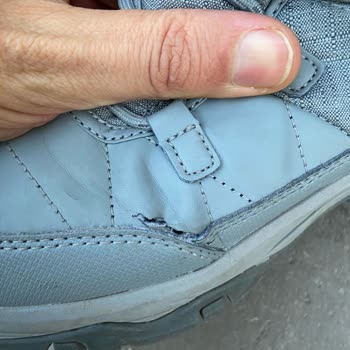 Skechers, Garanti Süresince Dikiş Yerlerinden Yırtılan Ayakkabı.