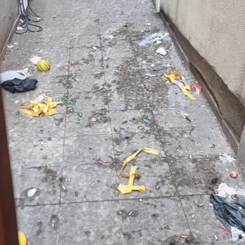 İBB - İstanbul Büyükşehir Belediyesi İki Bina Arası Çöpler Koku