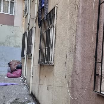 İBB - İstanbul Büyükşehir Belediyesi İki Bina Arası Çöpler Koku