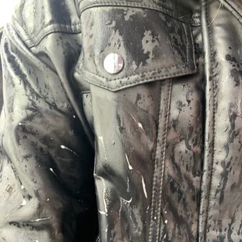 Zara Lederjacke mit minderer Qualität, Blasenbildung bei Regen, Enttäuschung und Forderung nach Lösung