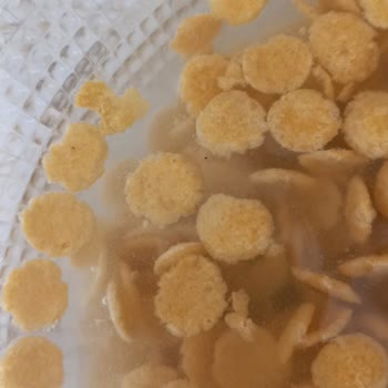 BİM Kelly's Mısır Gevreğindeki Ne Olduğu Belli Olmayan Siyah Parçalar