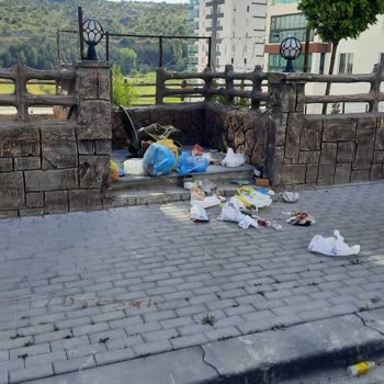 Keçiören Belediyesi Mahalle Çöpleri Sokak Ortasında...