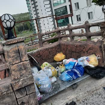Keçiören Belediyesi Mahalle Çöpleri Sokak Ortasında...