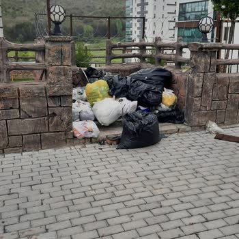 Keçiören Belediyesi Mahalle Çöpleri Sokak Ortasında...