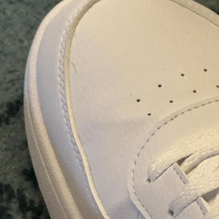 Boyner Adidas Ayakkabı Vuruyor Ve Kendi Kendine Şekli Bozuldu
