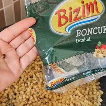 Bizim Toptan Market Makarnalara Makine Yağı Bulaşmış